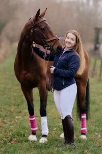 paardenportret met zwarte achtergrond 33