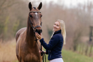 paardenportret met zwarte achtergrond 34