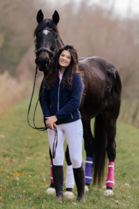 paardenportret met zwarte achtergrond 35