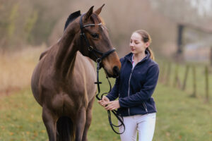 paardenportret met zwarte achtergrond 36