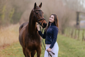 paardenportret met zwarte achtergrond 37