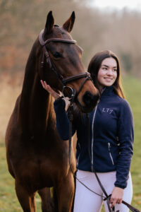 paardenportret met zwarte achtergrond 38