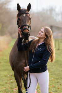 paardenportret met zwarte achtergrond 42