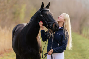 paardenportret met zwarte achtergrond 43